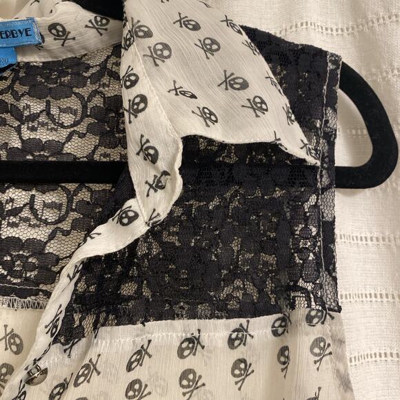 Flutterbye Top Medium White Black Skulls Tank Collared Button Up Lace Goth - Picture 3 of 6